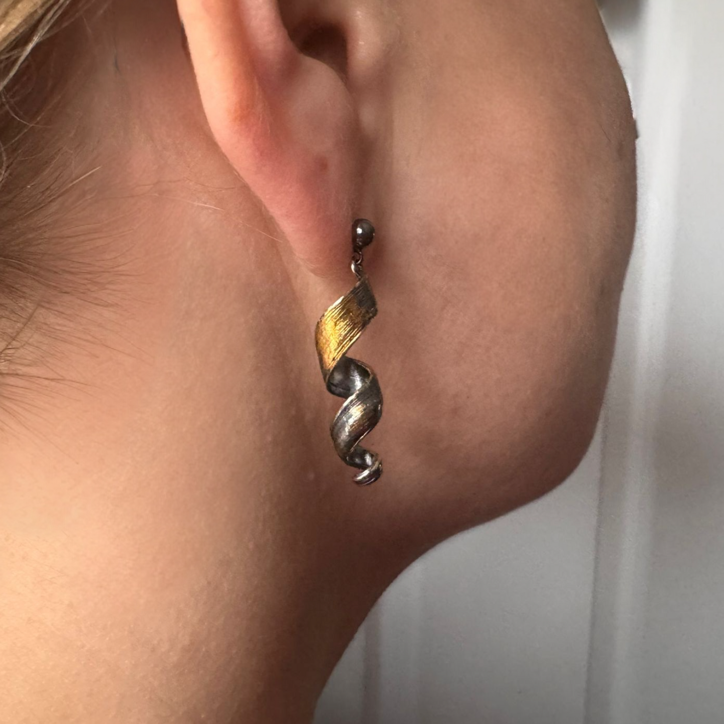 Gold vein drop earrings