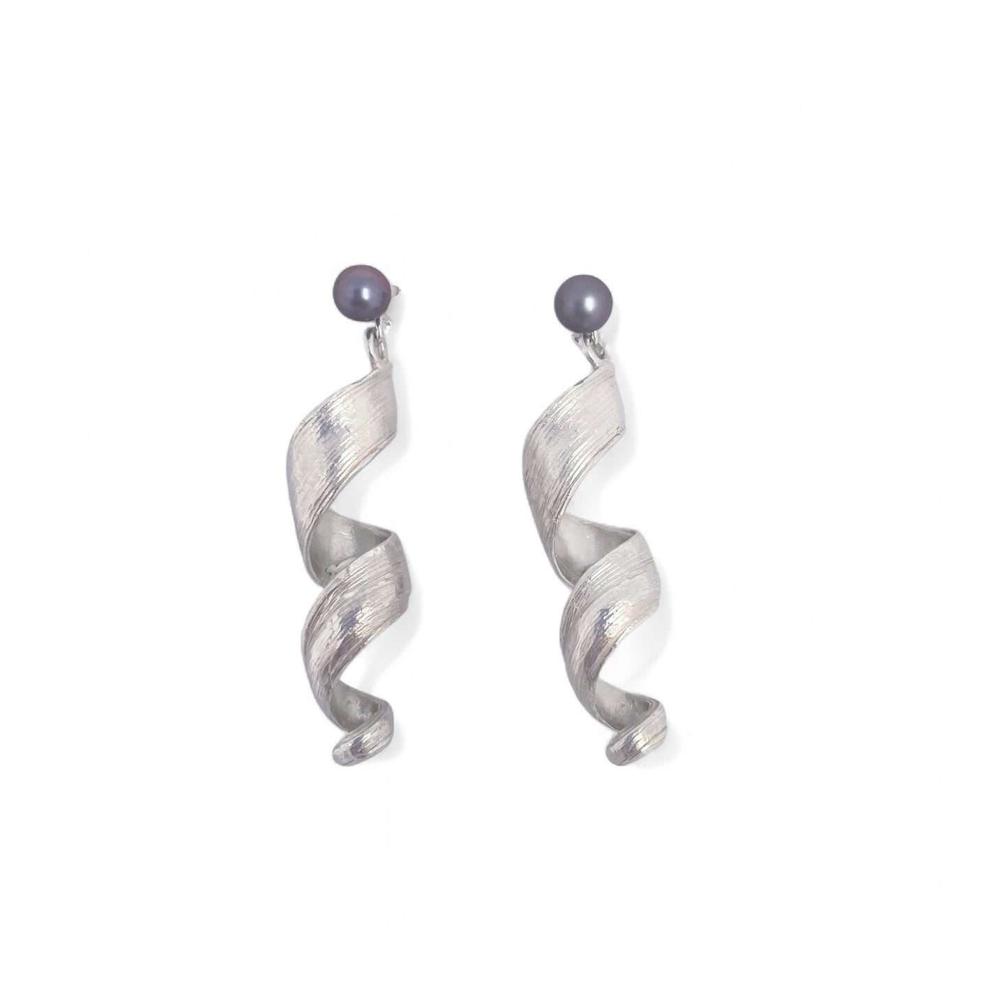 Swirl earring with pearl