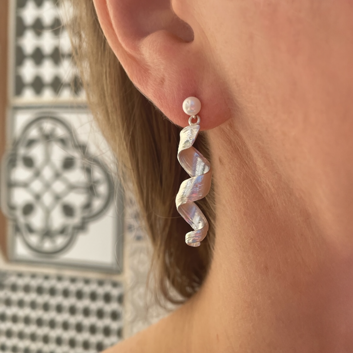 Swirl earring with pearl