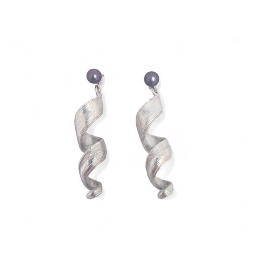 Swirl earring with pearl