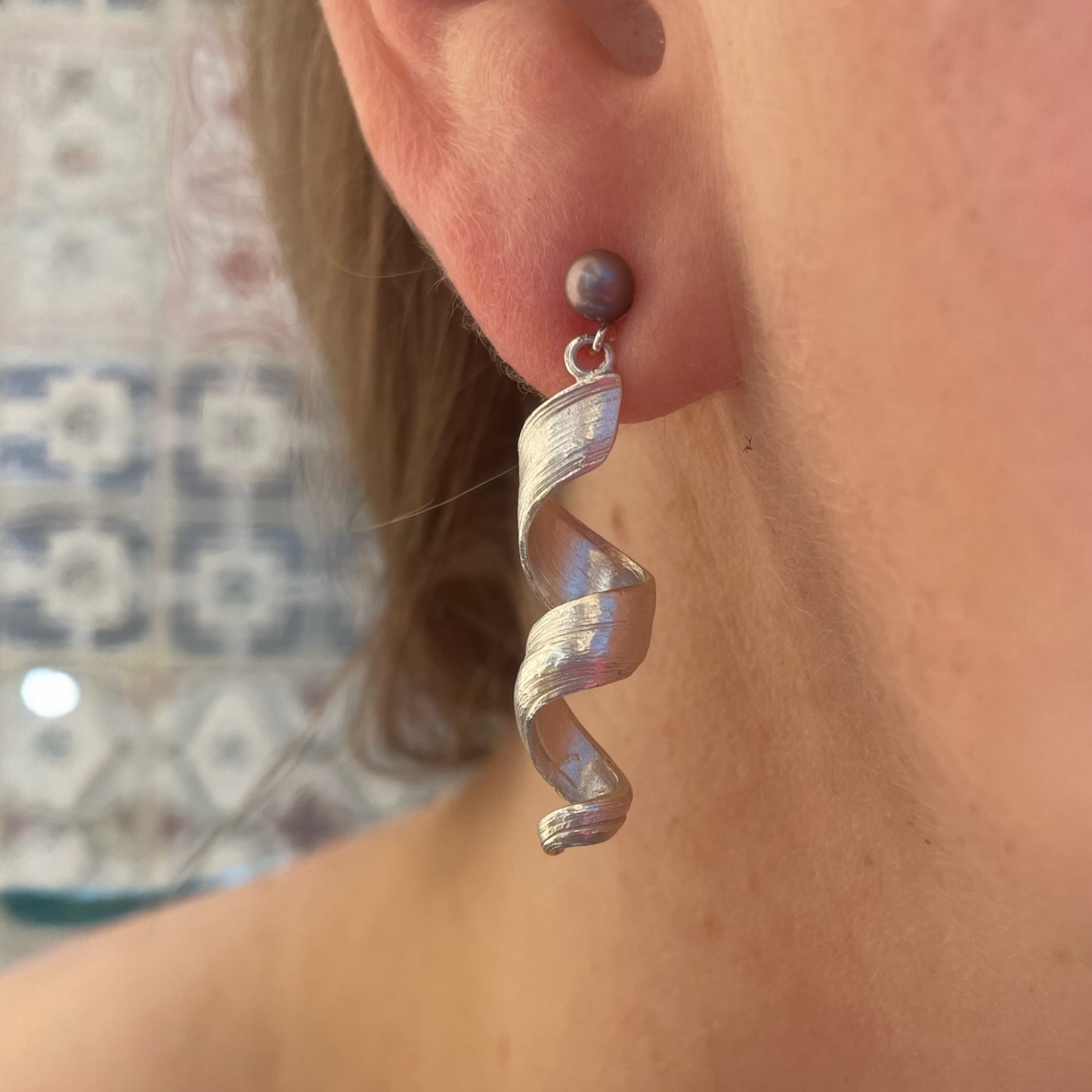Swirl earring with pearl