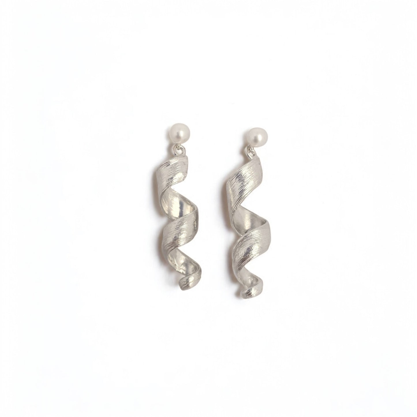 Swirl earring with pearl